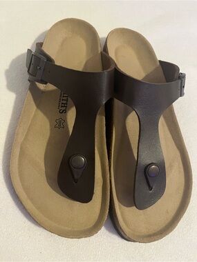 Smith's Workwear brown thong sandals feature a contoured cork-latex